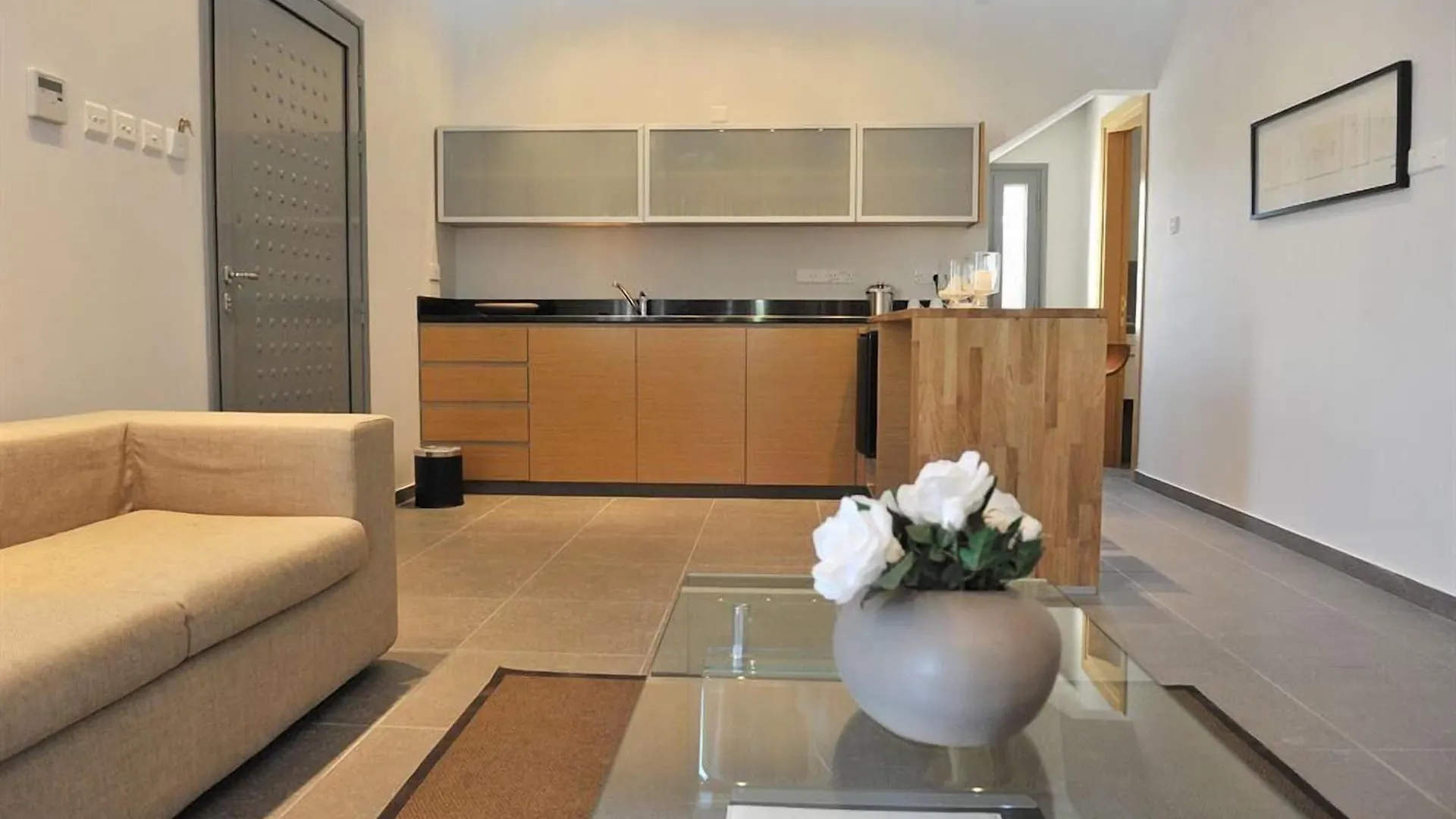 E-Hotel Larnaca Resort & Spa 페르볼리아 4*,  키프로스