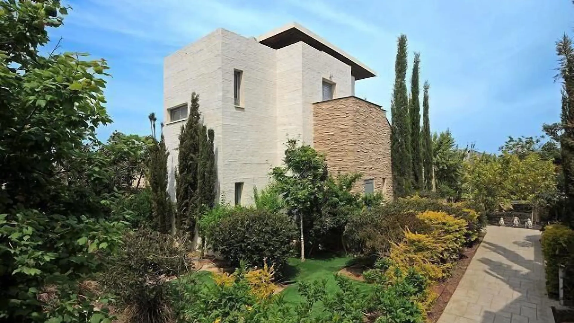 E-Hotel Larnaca Resort & Spa 페르볼리아 호텔