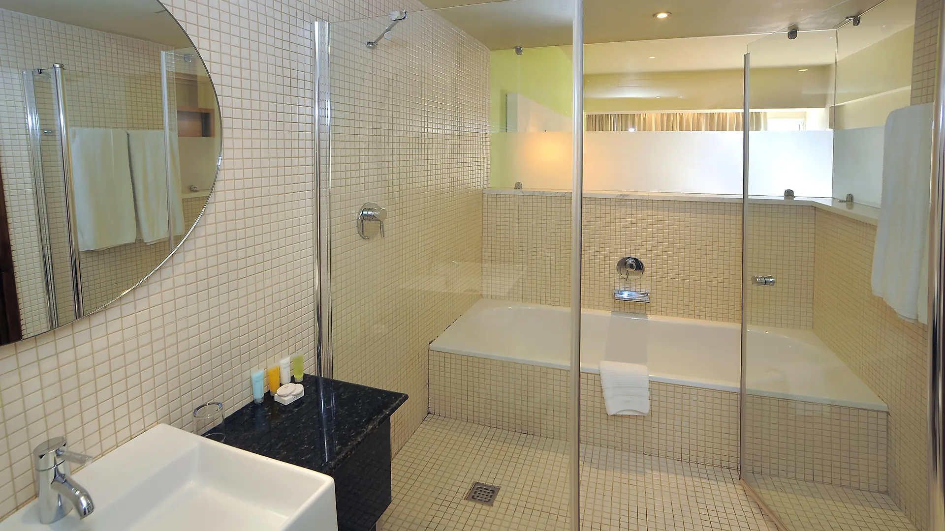 E-Hotel Larnaca Resort & Spa 페르볼리아