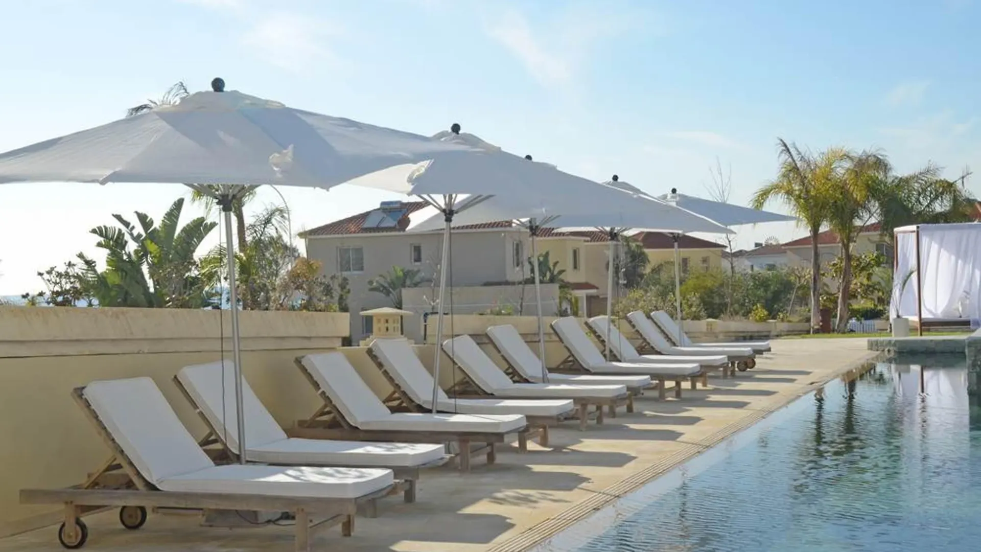 E-Hotel Larnaca Resort & Spa 페르볼리아 4*,