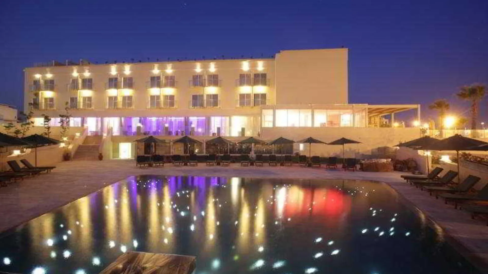 E-Hotel Larnaca Resort & Spa 페르볼리아 호텔