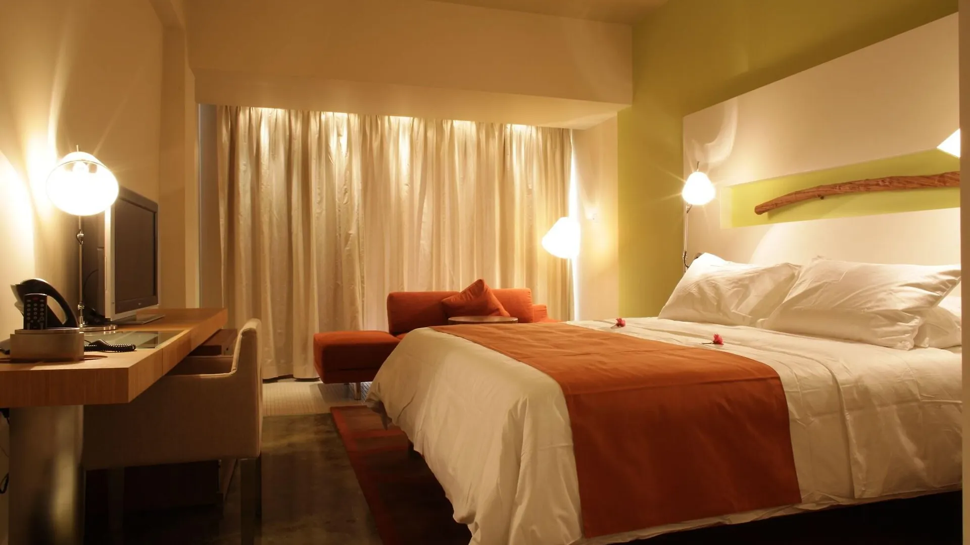 E-Hotel Larnaca Resort & Spa 페르볼리아 호텔