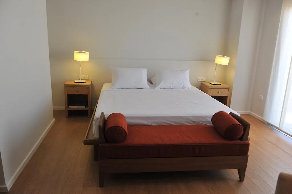 E-Hotel Larnaca Resort & Spa 페르볼리아 4*,